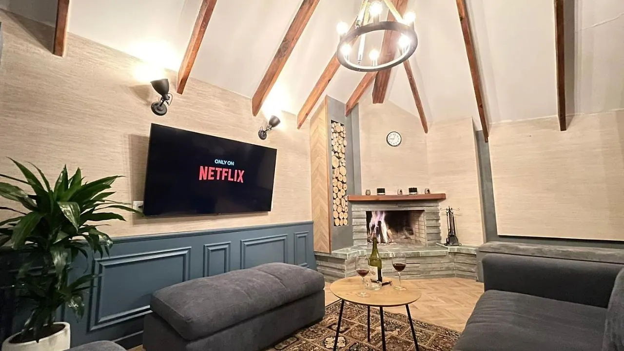Heart Of Tirana Cozy Loft With Fireplace Appartamento